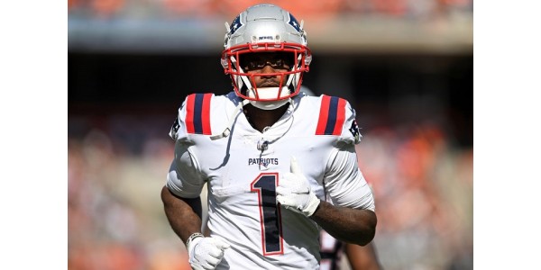 New England Patriots wide receiver DeVante Parker skriver på ett treårigt avtal New England Patriots wide receiver DeVante Parker skriver på ett treårigt avtal